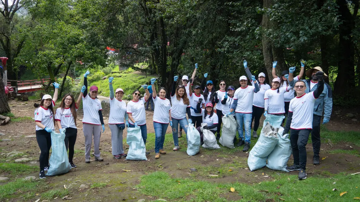 Grupo de voluntariado corporativo al término de una jornada de limpieza